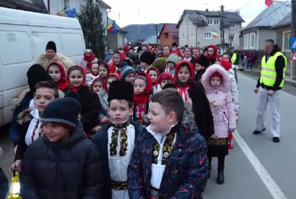 Peste 150 de copii, îmbrăcați în straie de sărbătoare, au colindat pe ulițele din Căianul Mic. Toți banii vor fi donați