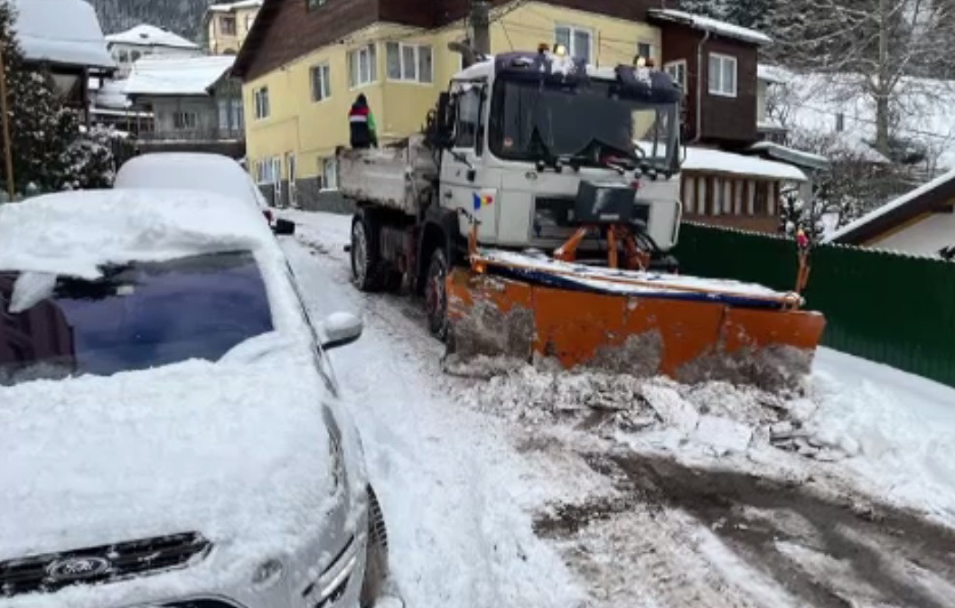 A nins abudent în Bușteni. Utilajele de deszăpezire au fost depășite de situație
