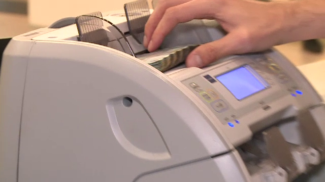 Guvernul estimează că românii vor câștiga mai bine în 2022. Ce spun, însă, economiștii