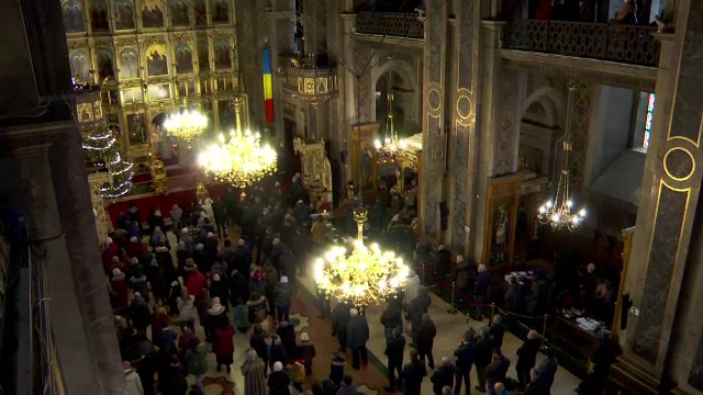 Credincioșii se adună în biserici, pentru a se spovedi înaintea Nașterii Domnului