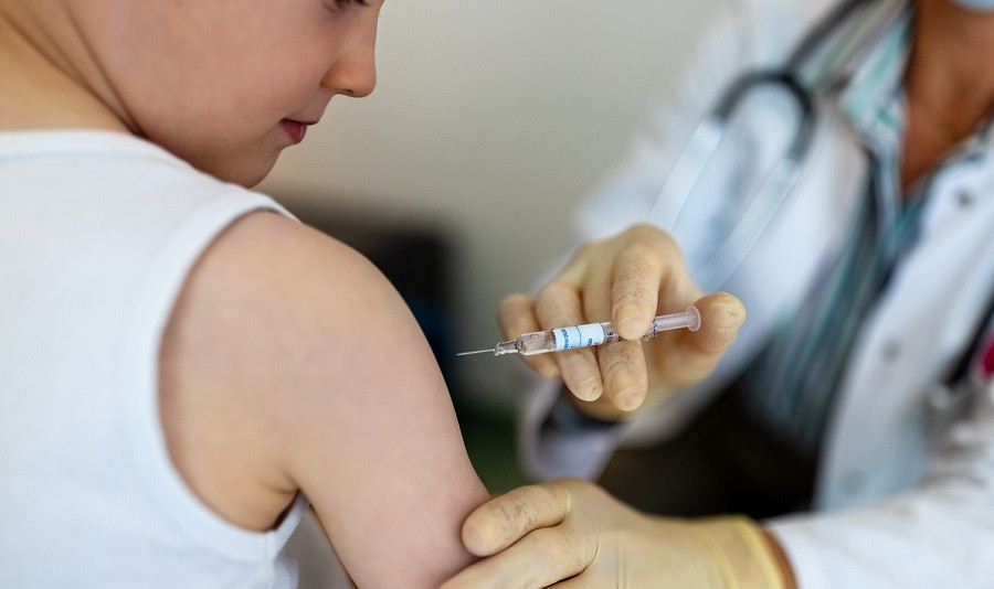 Mai mulţi copii din Germania au fost vaccinaţi anti-Covid cu un ser neaprobat pentru grupa lor de vârstă