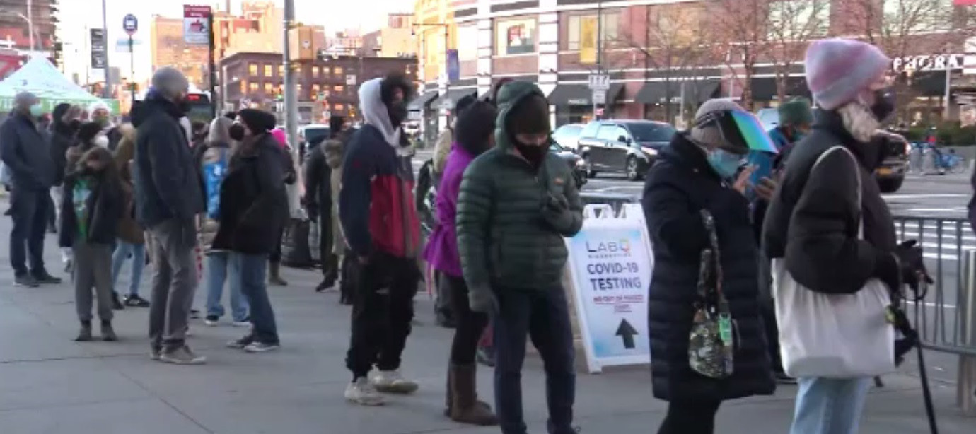 Mii de oameni s-au îngrămădit la centrele de testare din New York. Fauci: Acest virus este extraordinar