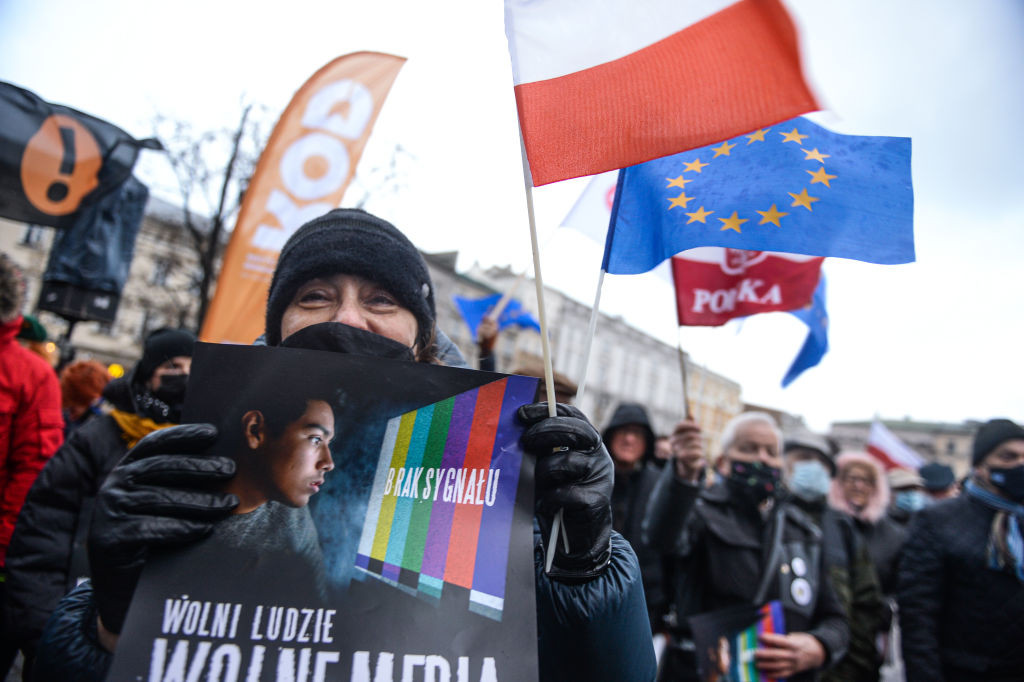 Proteste în toată Polonia din cauza controversatului proiect de lege care ar încălca grav libertatea presei