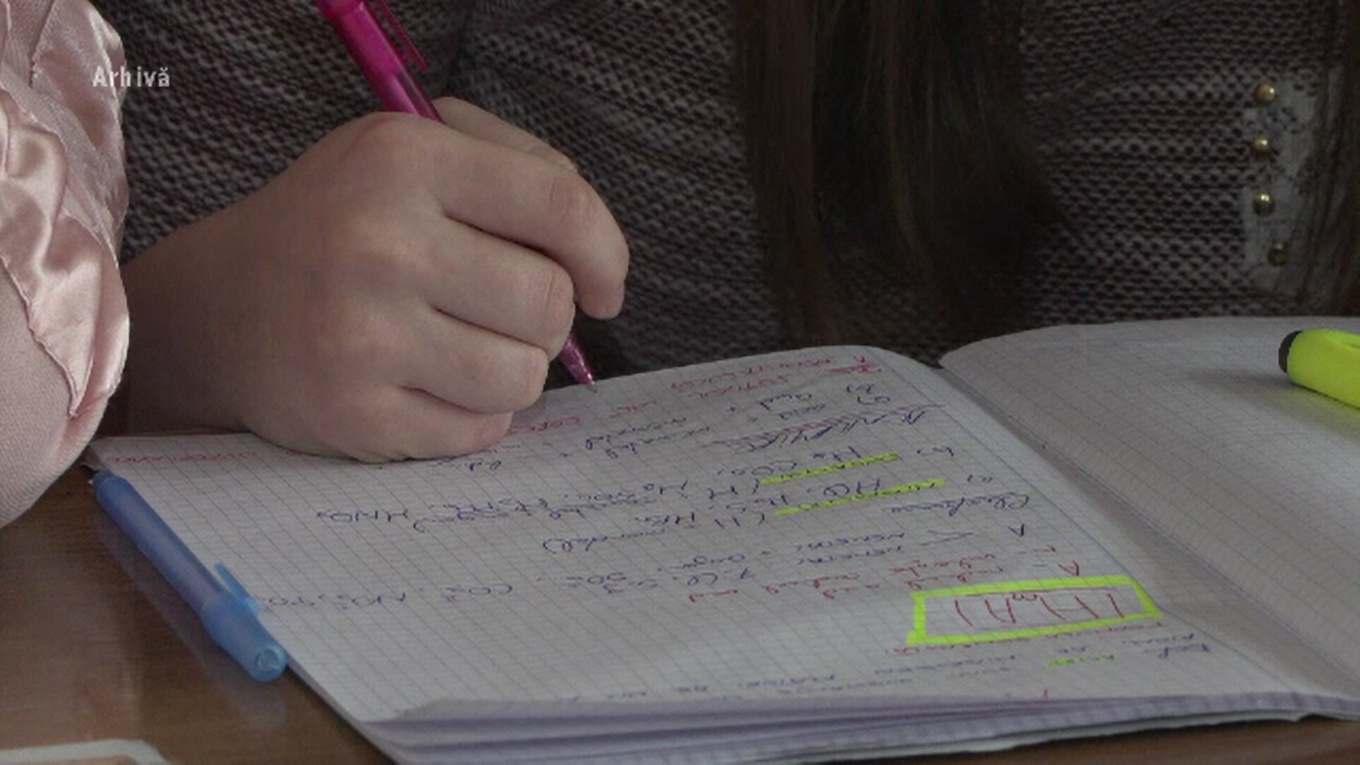 Polițiștii s-au autosesizat după apariția unor înregistrări în care o profesoară sugerează elevilor să comită gesturi extreme