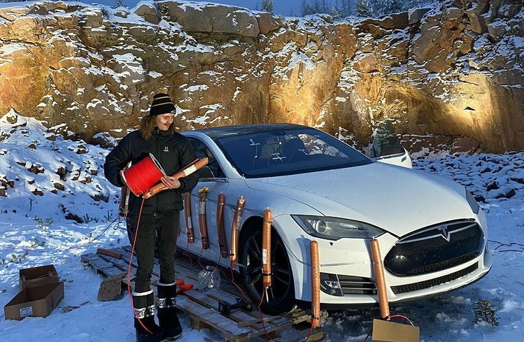 Un bărbat și-a aruncat mașina Tesla în aer, cu 30 de kg de dinamită. Ce l-a enervat atât de tare