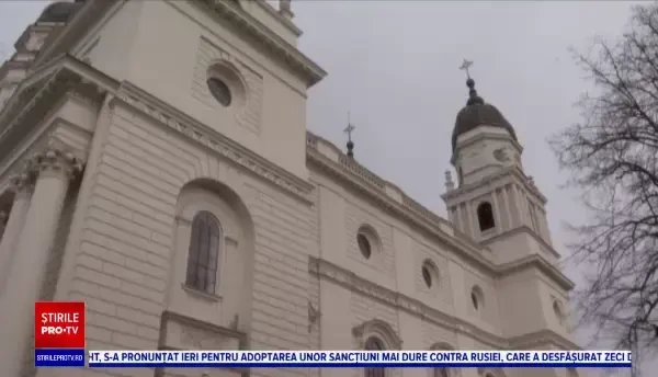 Credincioșii se adună în biserici pentru a se spovedi înaintea Nașterii Domnului. La Iași, se împărtășesc cu aceeași lingură