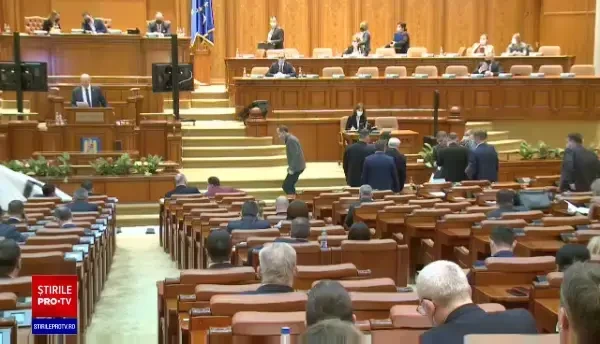 Protest în Parlament cu AUR și Șoșoacă. Banner uriaș: ”Libertate fără certificate”