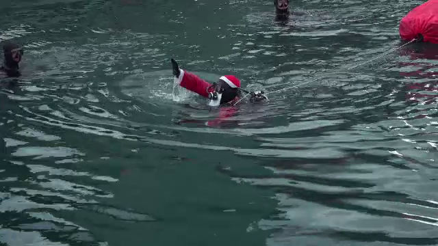 Surpriză pentru copiii din Portul Militar Constanța. Moș Crăciun și-a făcut apariția din adâncuri: ”Ce frumos”