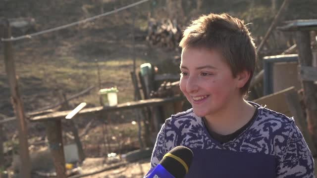 Descindere de amploare într-un sat din Prahova. Echipaje de poliție și trupele speciale au adus cadouri pentru 100 de familii