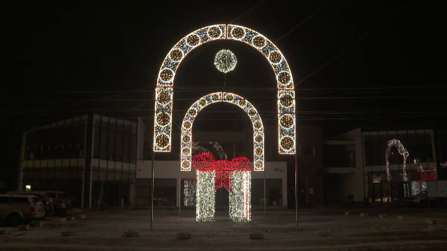 Satele românești, pline de beculețe și ornamente înainte de Sărbători. Reacțiile localnicilor