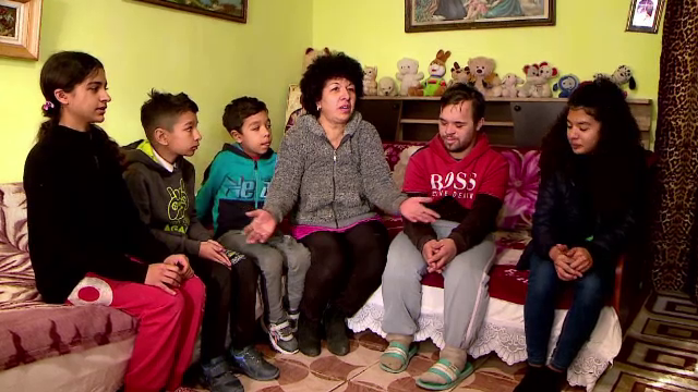 Mii de copii suspină de dorul părinților plecați în străinătate. Puțini îi vor vedea de sărbători