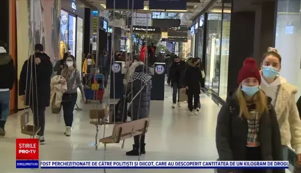Oamenii au ticsit mall-urile în goana pentru cadouri. ”Foarte multă treabă, nici n-avem timp să mâncăm”