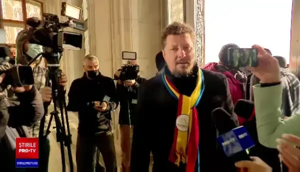 Claudiu Târziu: Jandarmii i-au lăsat pe protestatari să ajungă în curtea parlamentului. Noi am chemat oamenii la protest