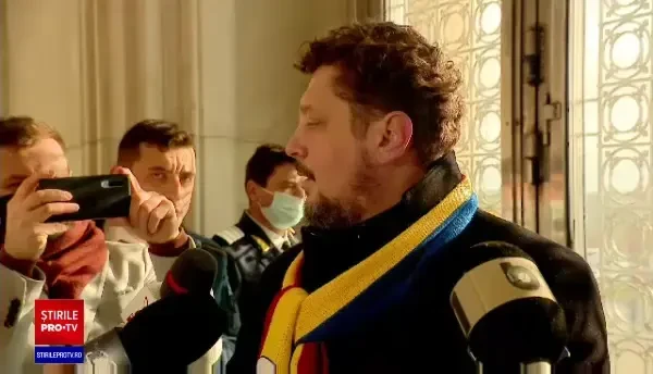 Protestatarii AUR care au luat cu asalt Palatul Parlamentului se îndreaptă către Palatul Victoria, la sediul Guvernului