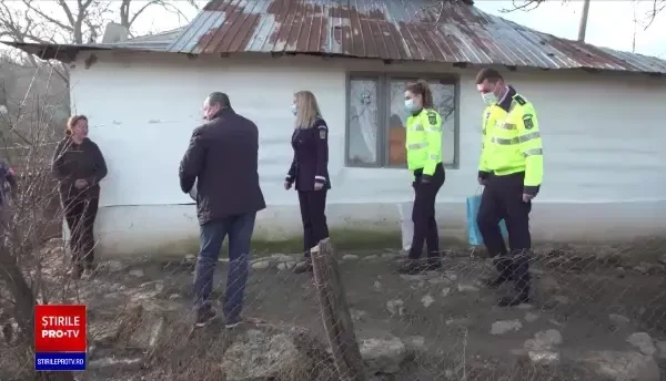 Descindere de amploare într-un sat din Prahova. Echipaje de poliție și trupele speciale au adus cadouri pentru 100 de familii