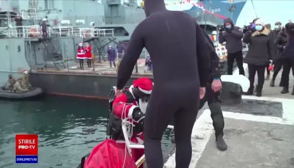 Surpriză pentru copiii din Portul Militar Constanța. Moș Crăciun și-a făcut apariția din adâncuri: ”Ce frumos”