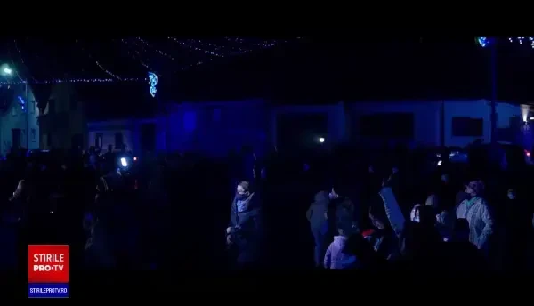 Satele românești, pline de beculețe și ornamente înainte de Sărbători. Reacțiile localnicilor