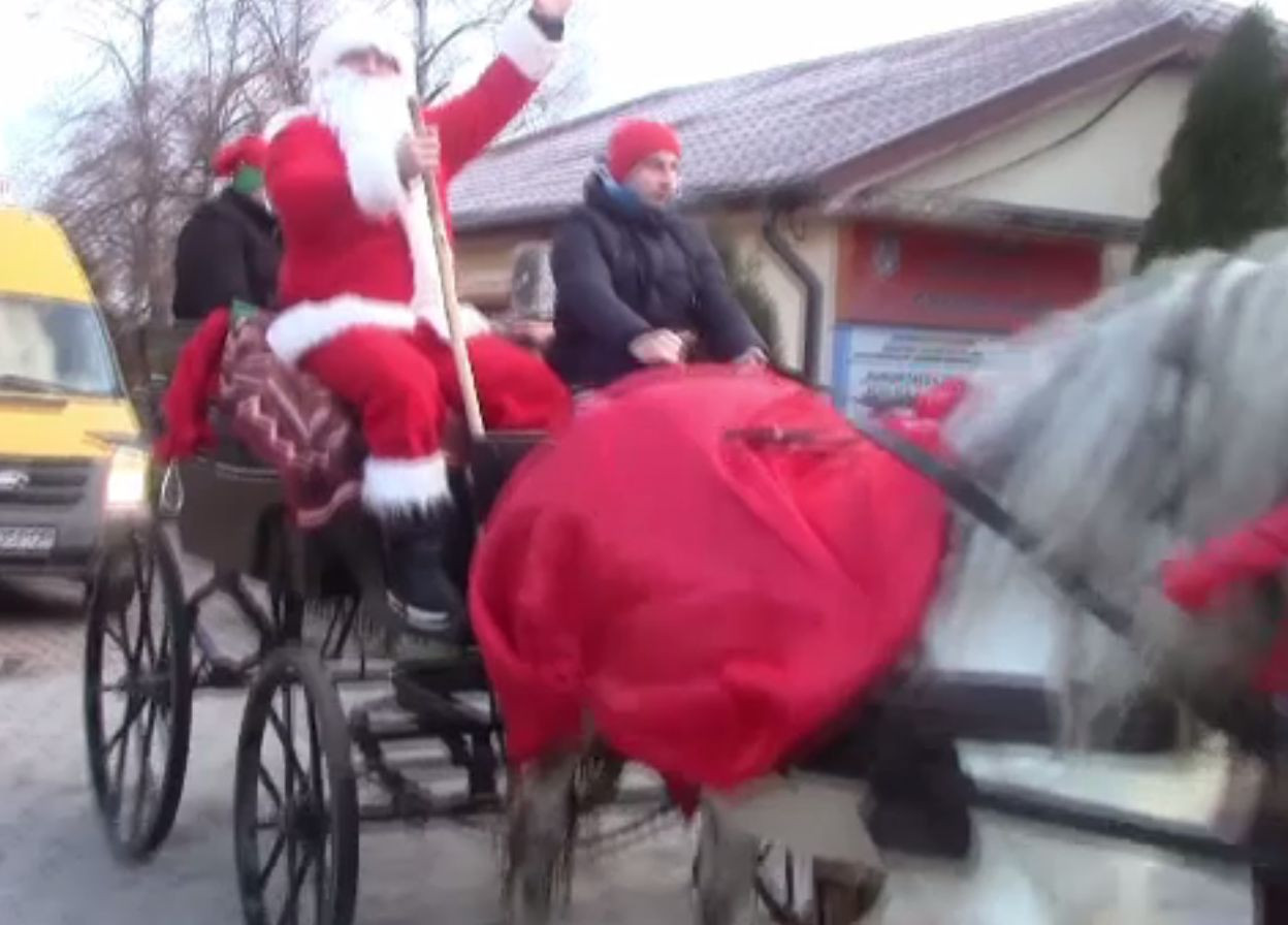 Moș Crăciun a venit cu trăsura, escortat de poliție, la Răcari. Ce misiune avea