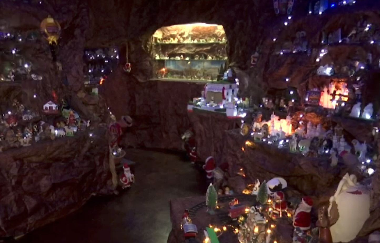 Opere de artă în casa unei localnice din Lima. Cum este evocată în 5.000 de piese Nașterea Domnului