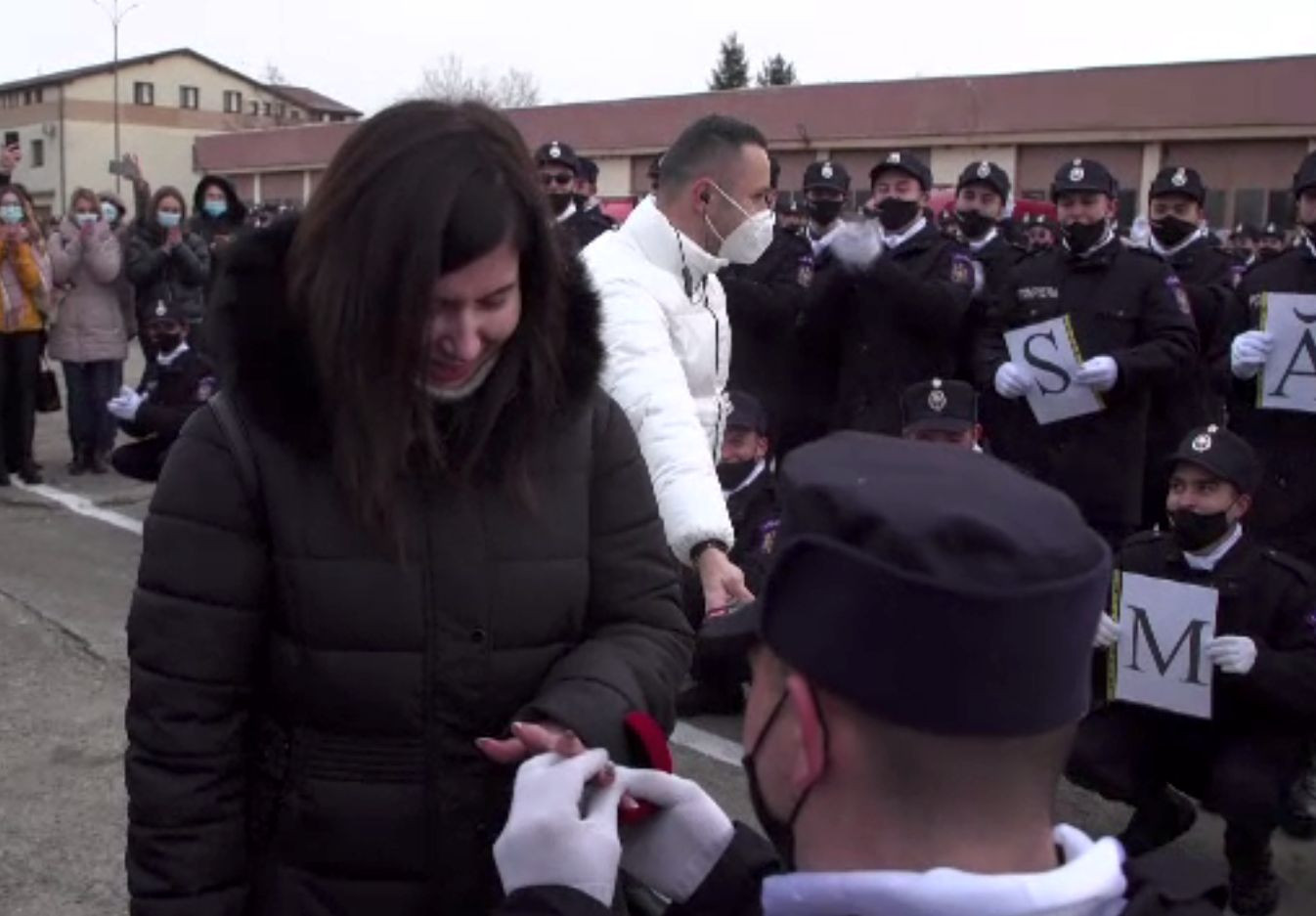 Jurământ la școala de pompieri, dar și jurăminte pentru căsnicie. Două cupluri și-au unit destinele în fața lui Raed Arafat