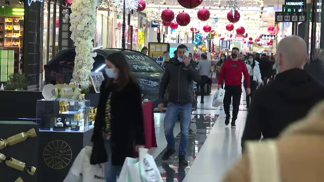 Românii au luat cu asalt magazinele și mall-urile în căutarea de cadouri. Cei mai mulți au un buget stabilit
