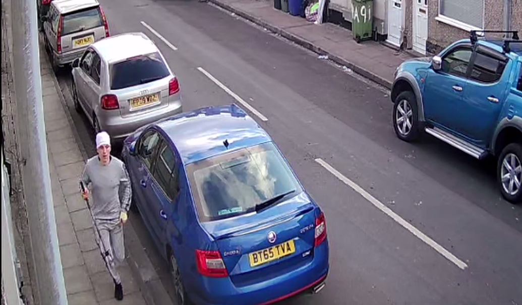 VIDEO Momentul în care un criminal aleargă pe stradă cu o furcă în mână înainte să-și ucidă victima