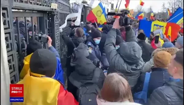 117 persoane care au participat la portestul AUR de la Parlament au fost amendate. Poliția a reținut doi bărbați