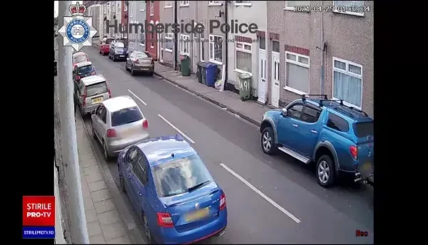 VIDEO Momentul în care un criminal aleargă pe stradă cu o furcă în mână înainte să-și ucidă victima