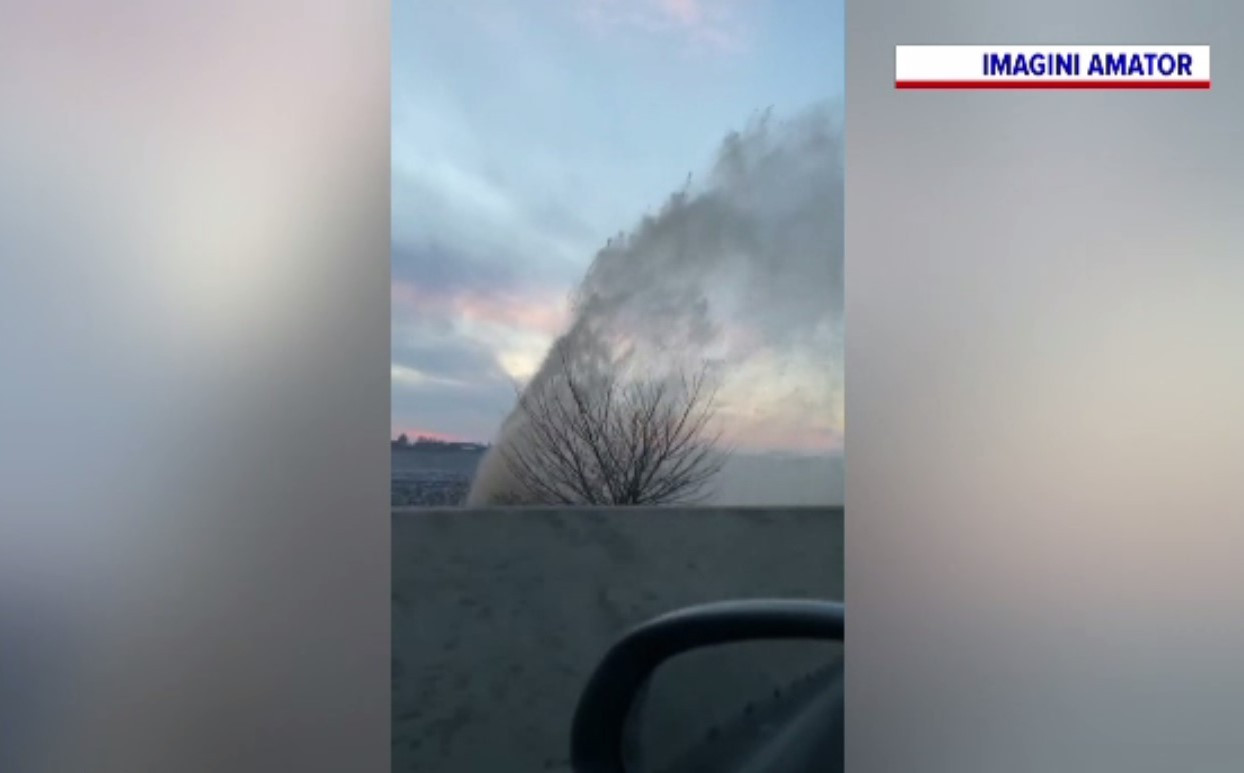 Fântână arteziană pe DN1, lângă Ploiești. O conductă magistrală s-a spart, iar apa a îngreunat traficul rutier
