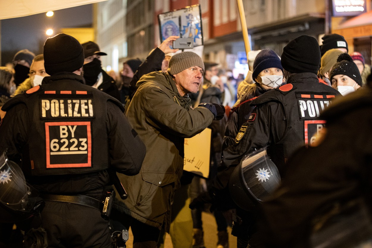 VIDEO. Protest violent la Munchen. Mii de oameni au ieșit în stradă pentru a contesta restricţiile legate de Covid-19