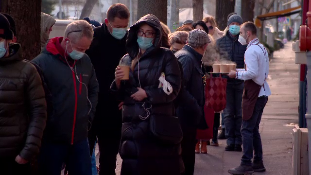 Cozi uriașe la băcănii şi cofetării. Oamenii fac ultimele cumpărături pentru Crăciun. „Am luat ce am mai găsit”