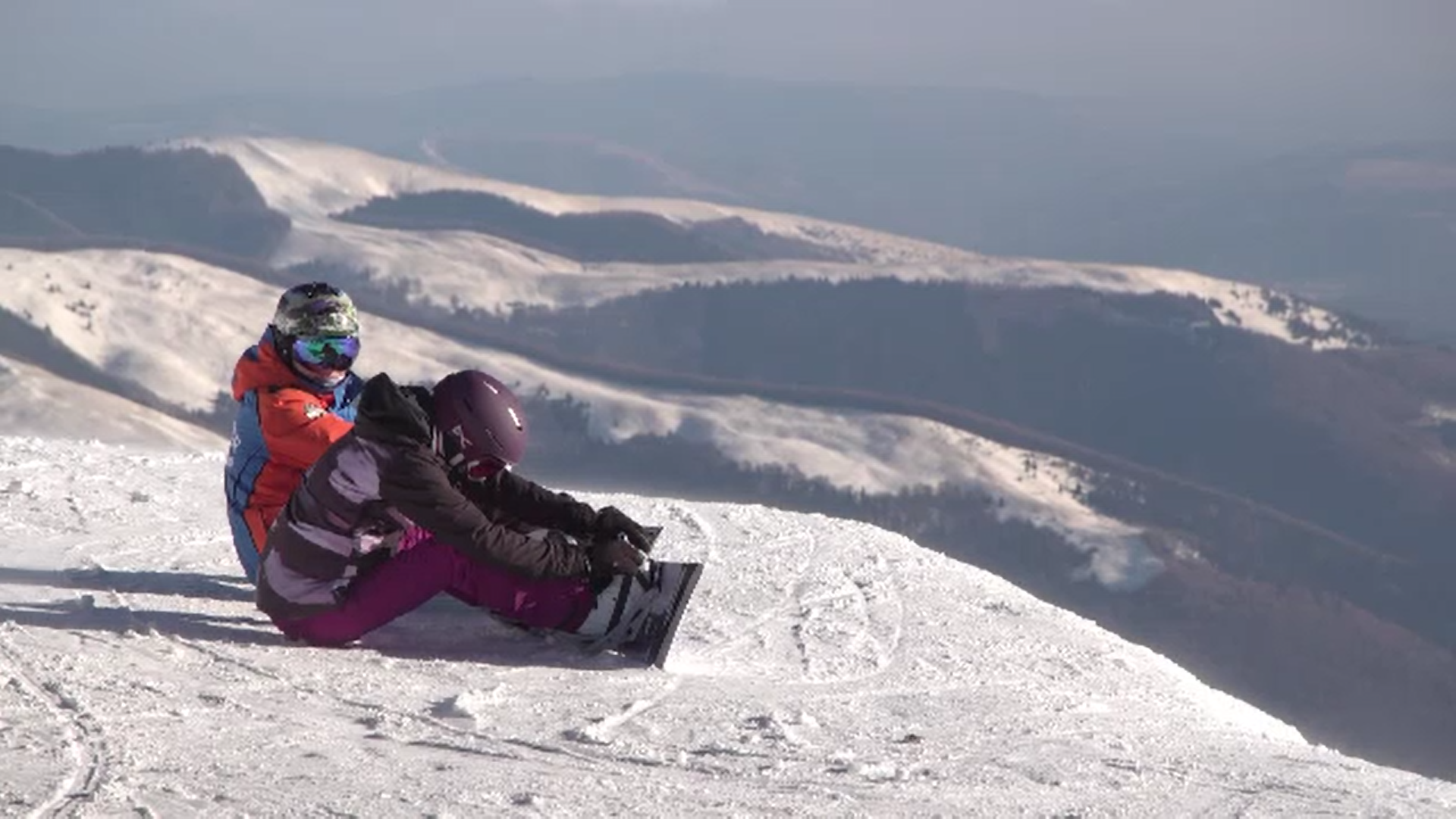 Administratorii pârtiilor de pe Valea Prahovei au pregătit primul strat de zăpadă bine bătătorit