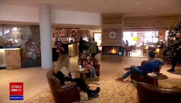 Administratorii pârtiilor de pe Valea Prahovei au pregătit primul strat de zăpadă bine bătătorit