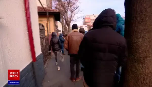 Cozi uriașe la băcănii şi cofetării. Oamenii fac ultimele cumpărături pentru Crăciun. „Am luat ce am mai găsit”