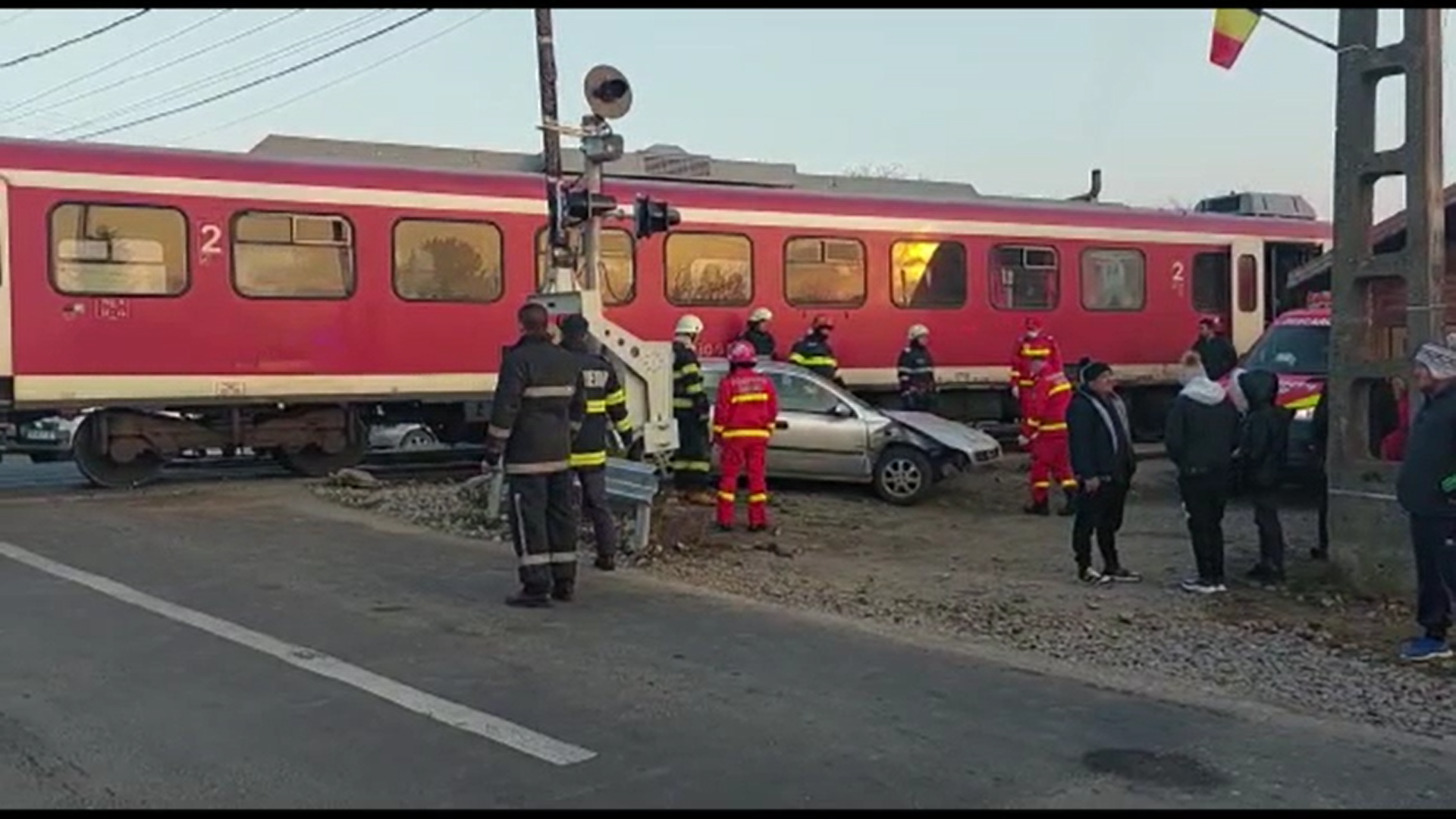Trei persoane au scăpat cu viață după ce mașina în care se aflau a fost lovită în plin de un tren, în Dâmbovița