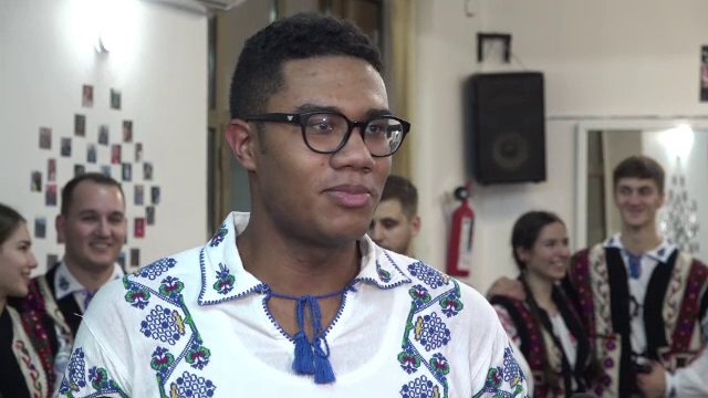 Un tânăr din Congo a impresionat pe toată lumea. E fascinat de portul românesc și dansează pe muzică populară