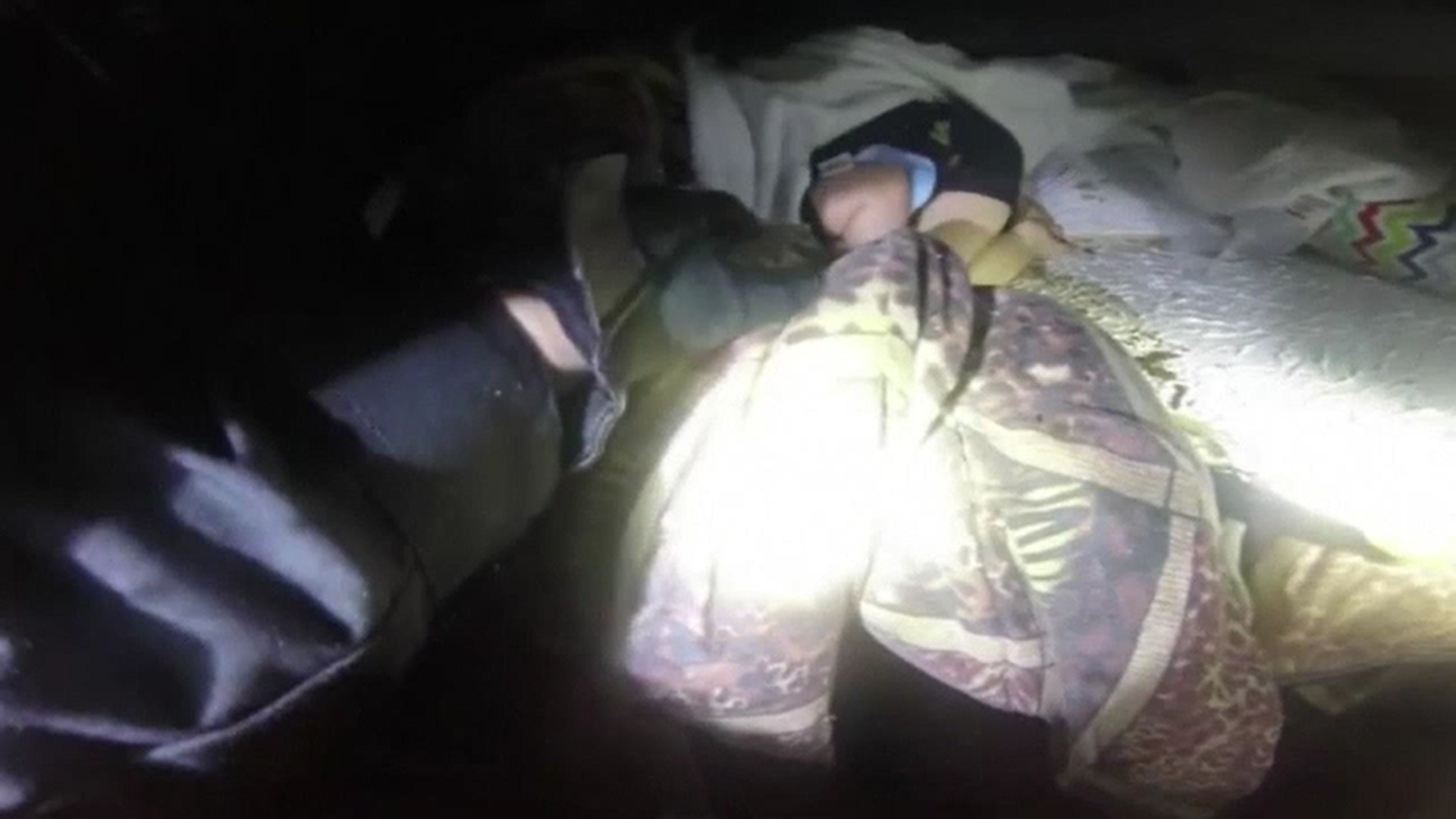 Doi copii mici au supraviețuit miraculos după ce o tornadă le-a distrus locuința