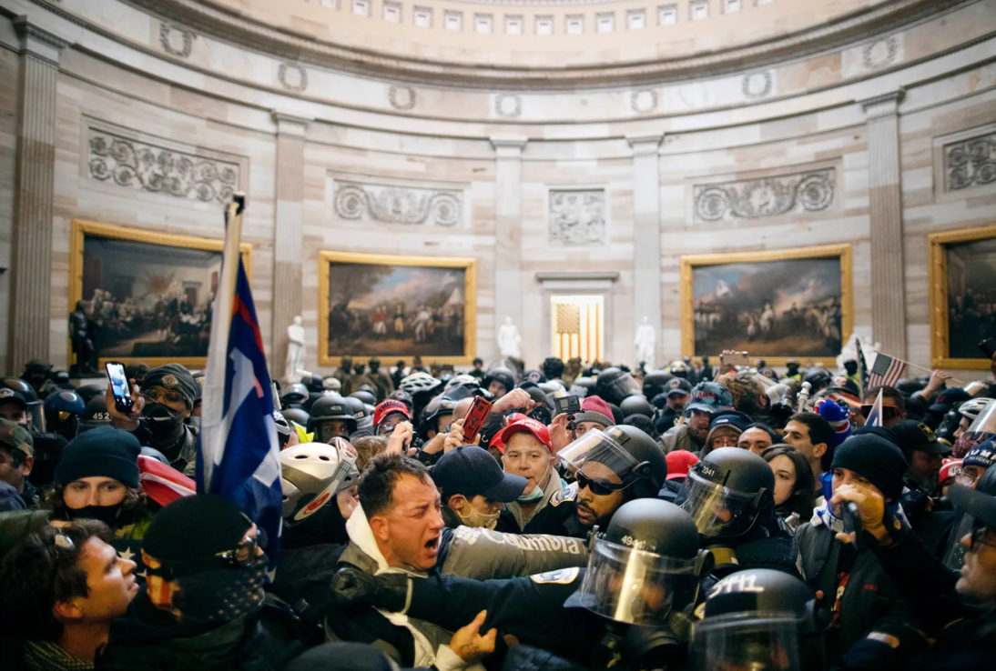 Un om de afaceri este acuzat că a folosit insecticid împotriva poliției în atacul din 2021 asupra Capitoliului SUA