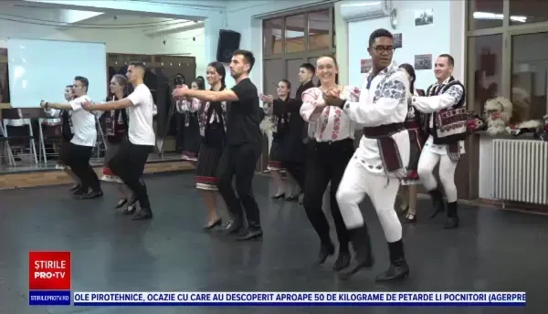 Un tânăr din Congo a impresionat pe toată lumea. E fascinat de portul românesc și dansează pe muzică populară