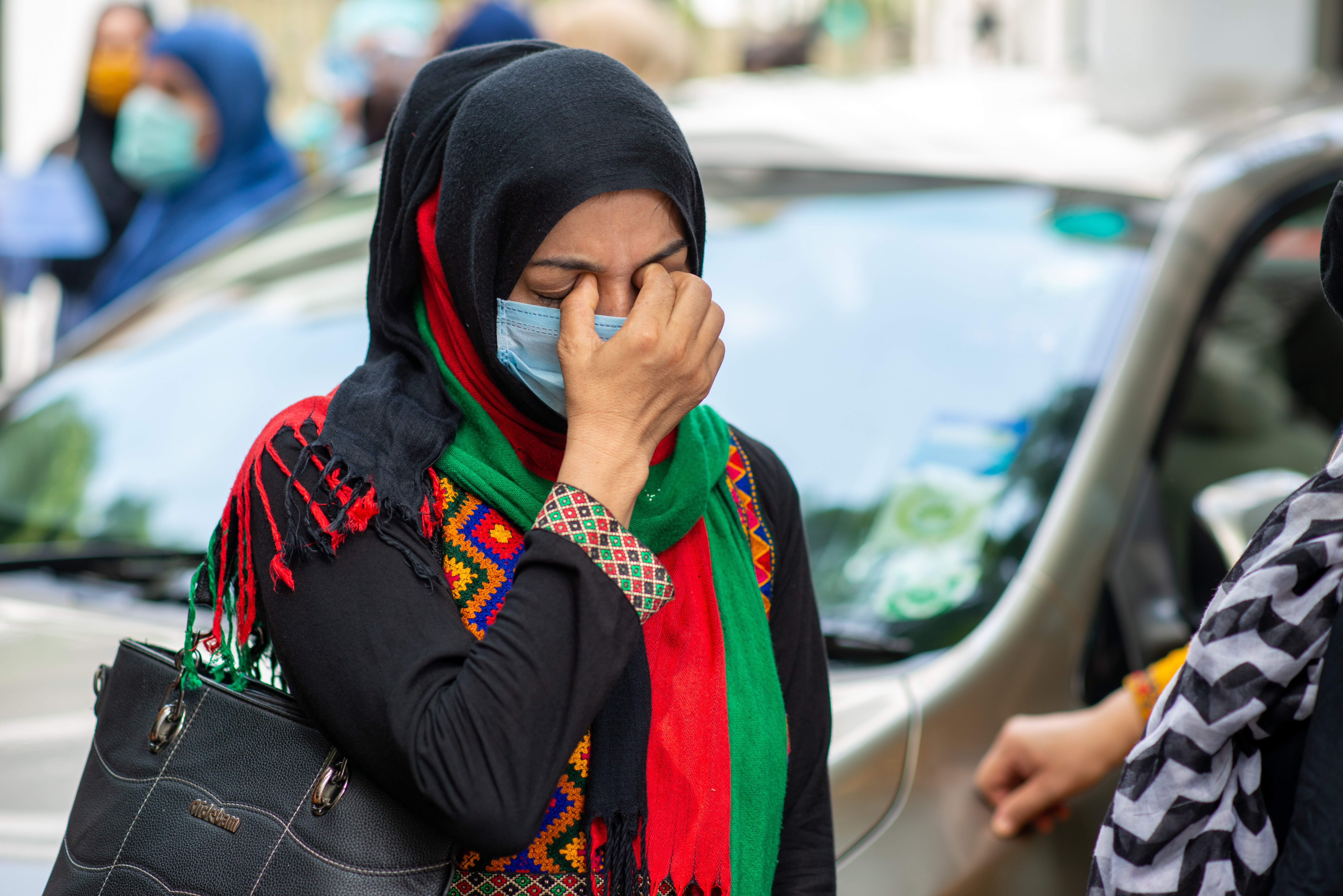 Talibanii interzic femeilor să călătorească neînsoţite