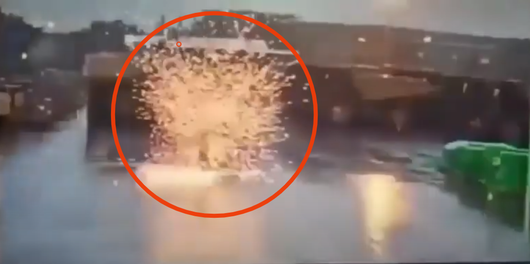 VIDEO uimitor. Un bărbat este lovit de fulger, dar reușește să supraviețuiască