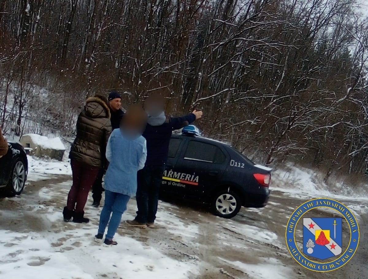 O adolescentă a dispărut de acasă în ziua de Crăciun. A fost găsită în stare de șoc într-o pădure, în Bacău