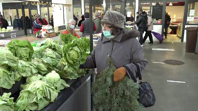 Salată, spanac și ceapă verde pe tarabele din piețe românești. Fermierii au profitat din plin de vremea călduroasă