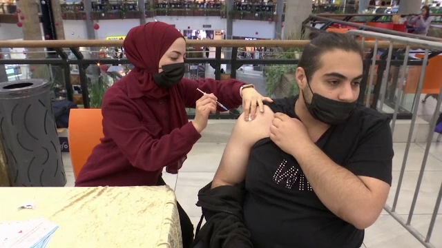 Răspândirea variantei Omicron duce la măsuri restrictive în toată lumea. Vaccinarea rămâne soluția, spun experții