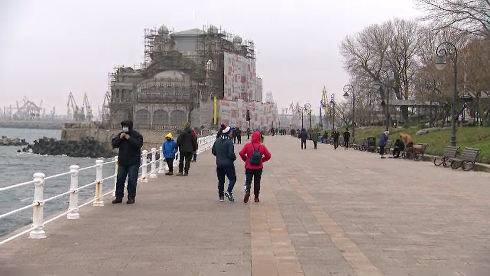 Mii de turiști au mers la mare a doua zi de Crăciun pentru o plimbare relaxantă după mesele copioase