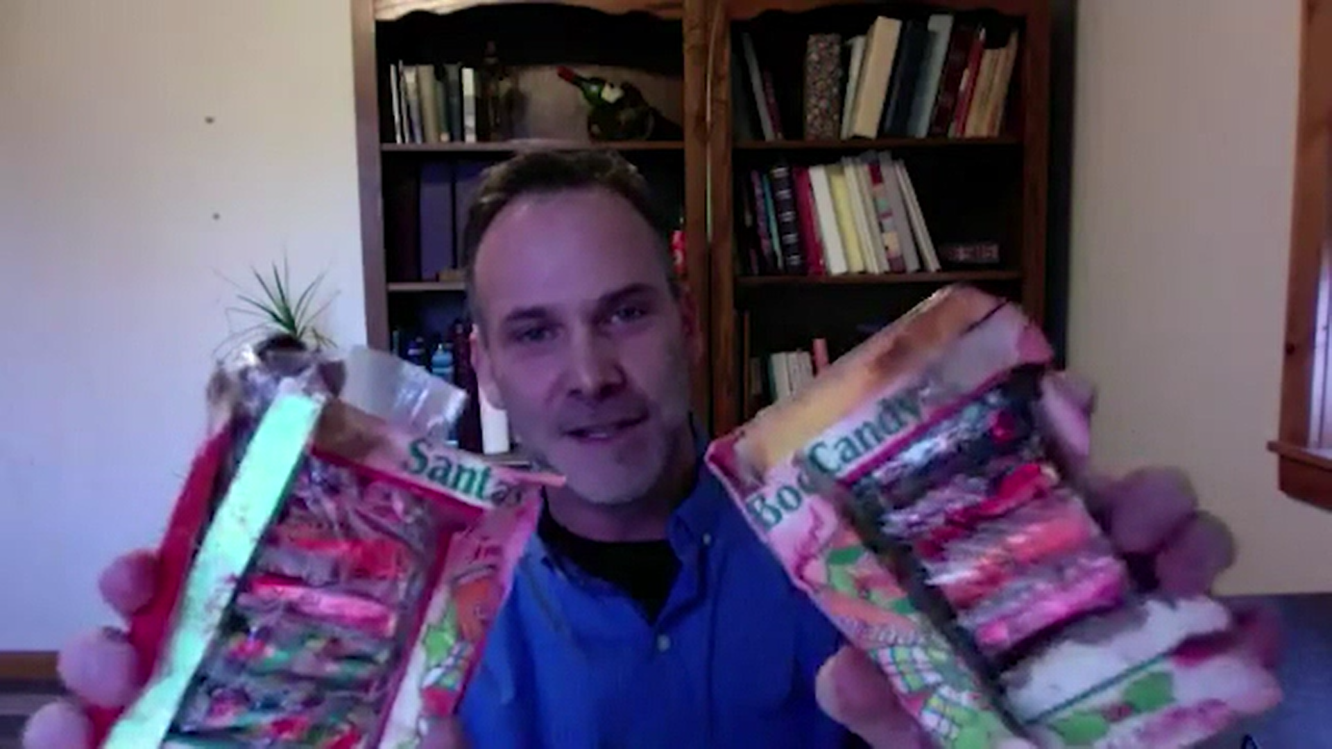 Tradiție mai puțin obișnuită de Crăciun. Doi frați din SUA își pasează de la unul la altul același cadou de 34 de ani