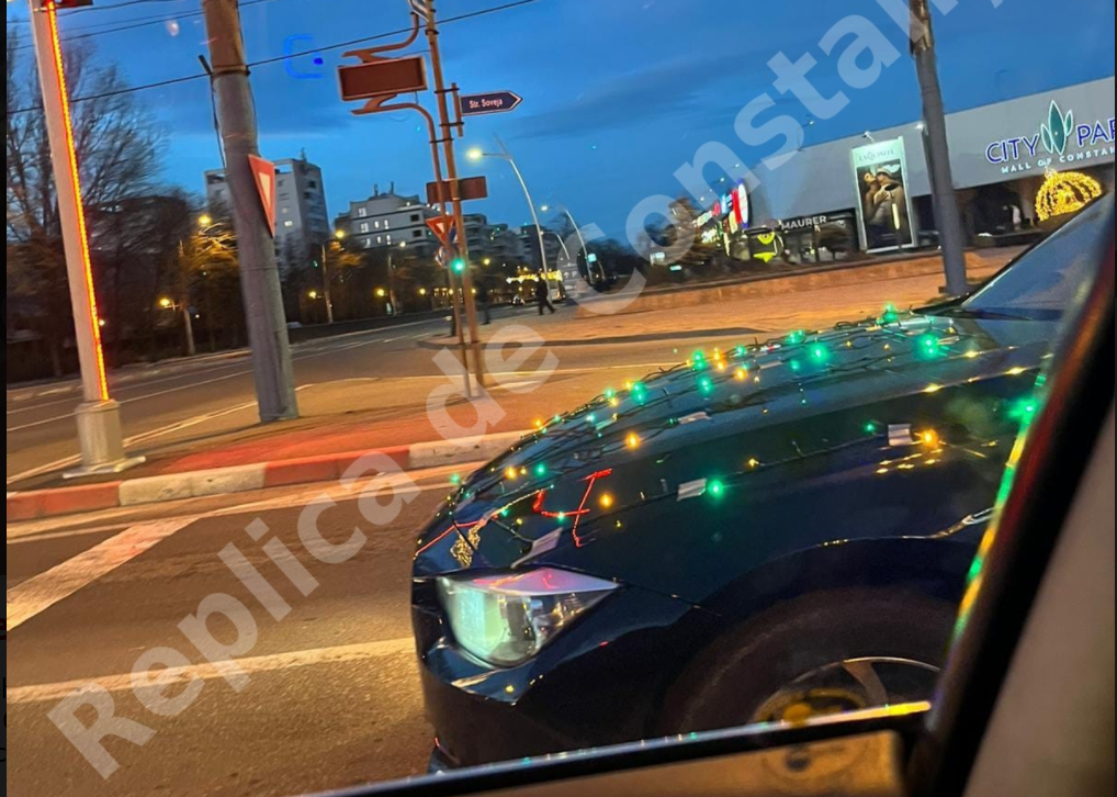 BMW &icirc;mpodobit cu o instalație de brad, pe străzile din Constanța VIDEO