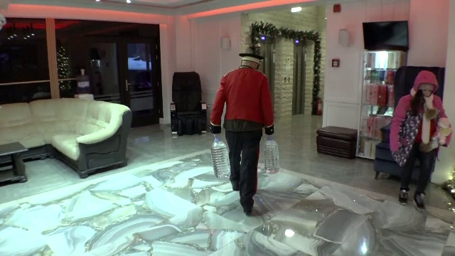Stațiunile Azuga și Bușteni, fără apă. La un hotel de 4 stele, turiștii au primit bidoane cu apă