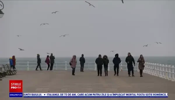 Mii de turiști au mers la mare a doua zi de Crăciun pentru o plimbare relaxantă după mesele copioase