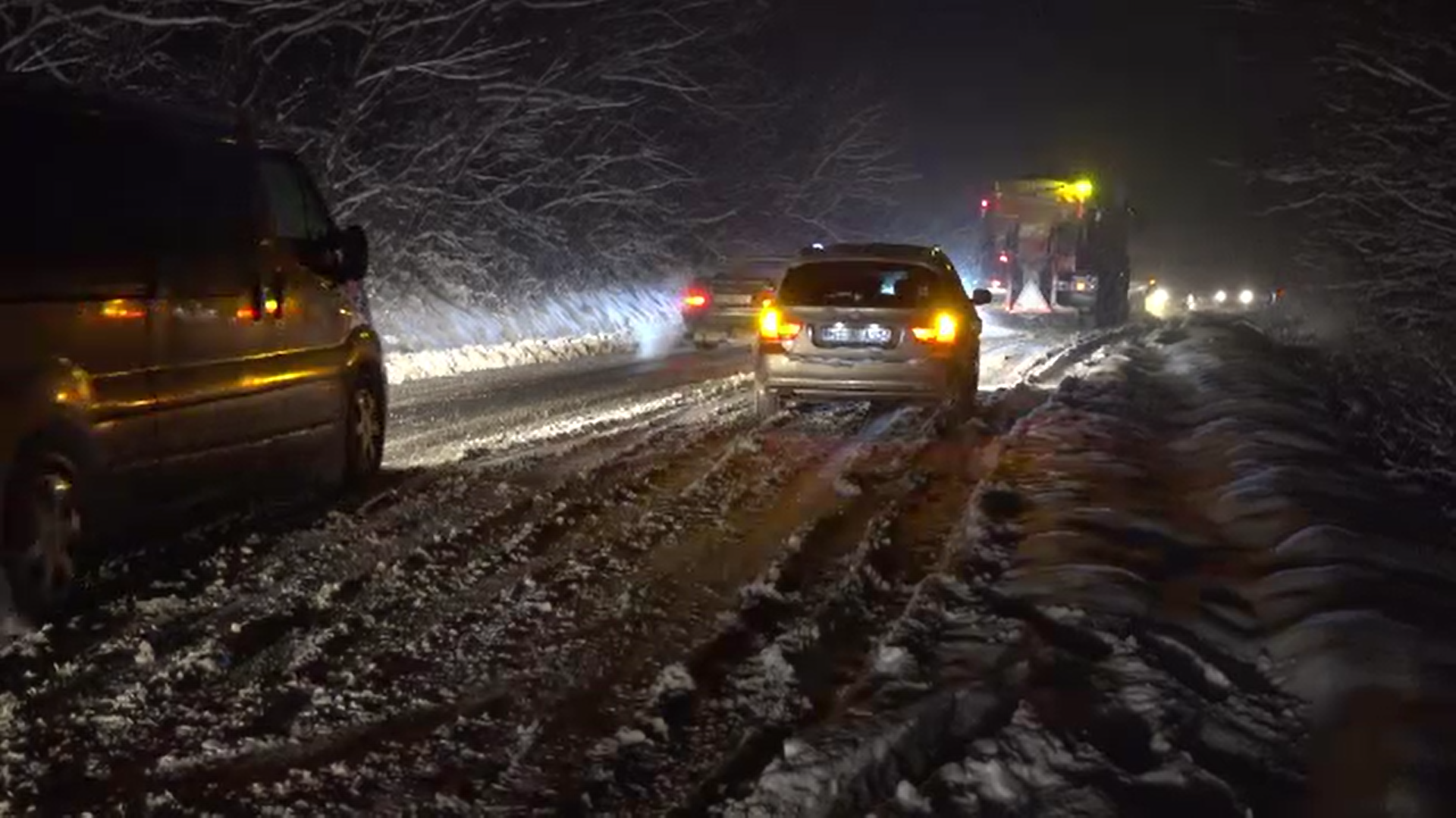 Ninsorile le-au dat bătăi de cap șoferilor din județele Moldovei. Mulți au plecat nepregătiți la drum